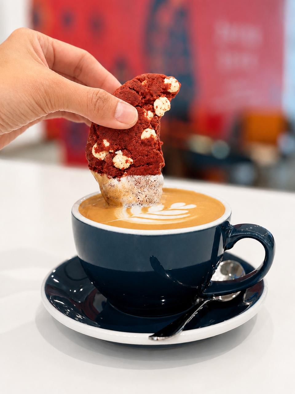 Zaina Caf&eacute; cookie and latte